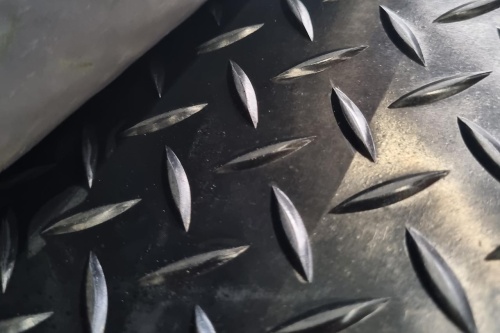 Дорожка автомобильная "ёлочка" (толщ. 3 мм, шир. ~1200 мм, дл. ~5 м, вес ~25.2 кг) Китай